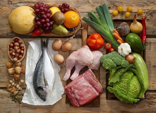 Em cima de uma mesa diversos alimento exemplificam a biodiversidade alimentar