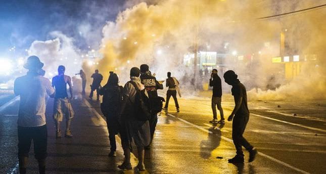 Jovens fazem protesto violento contra a crise social