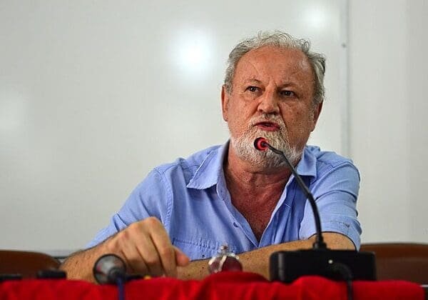 João Pedro Stédile discursando em defesa da reforma agrária e do MST