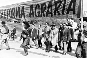 Manifestantes mexicanos exigindo a reforma agrária