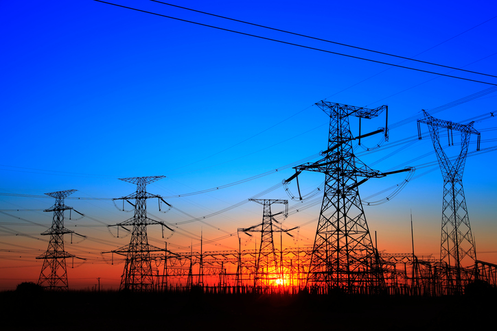 Rede elétrica se estende em direção ao horizonte, representando a Soberania energética
