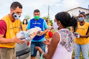 Homem distribui alimento demonstrando a solidariedade alimentar