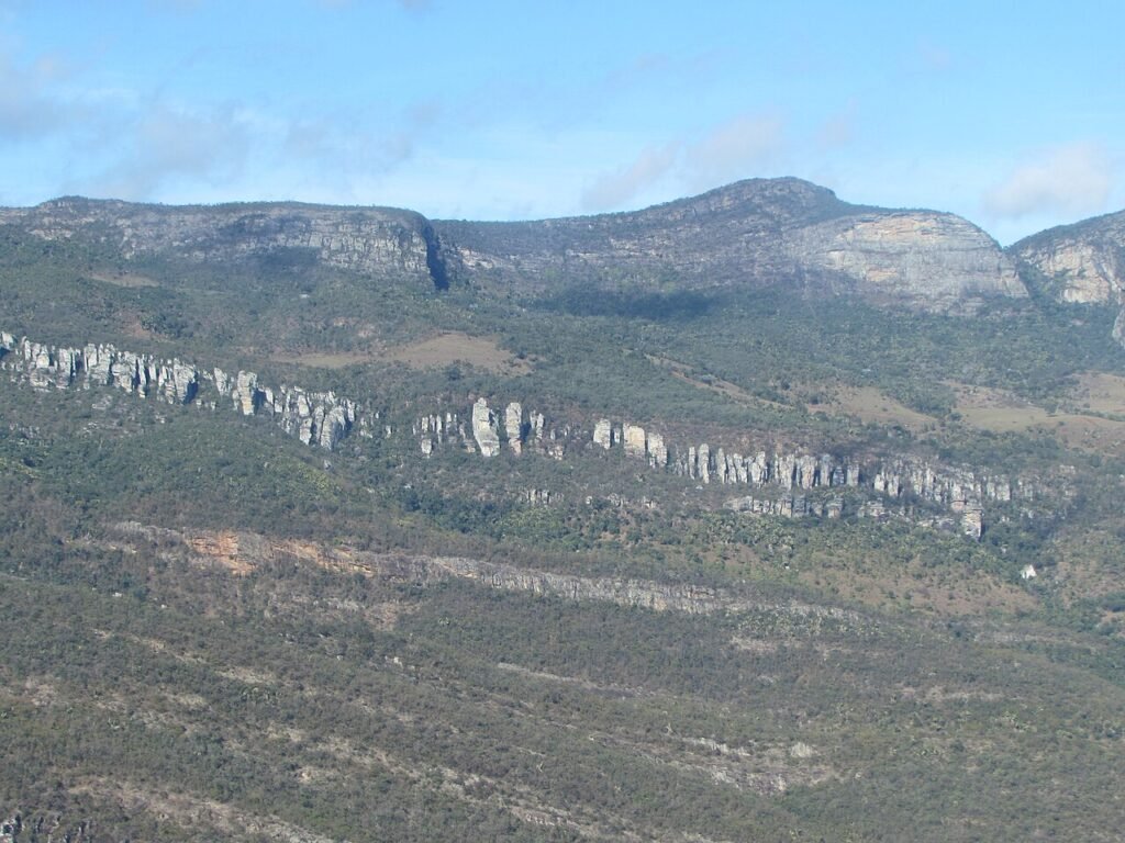 Vista aérea dos paredões de rocha e da vegetação da serra no Parque Estadual de Sete Salões, em Minas Gerais
