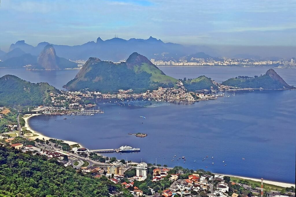 Vista do alto de praia e enseada de Niterói, no Parque Natural Municipal de Niterói