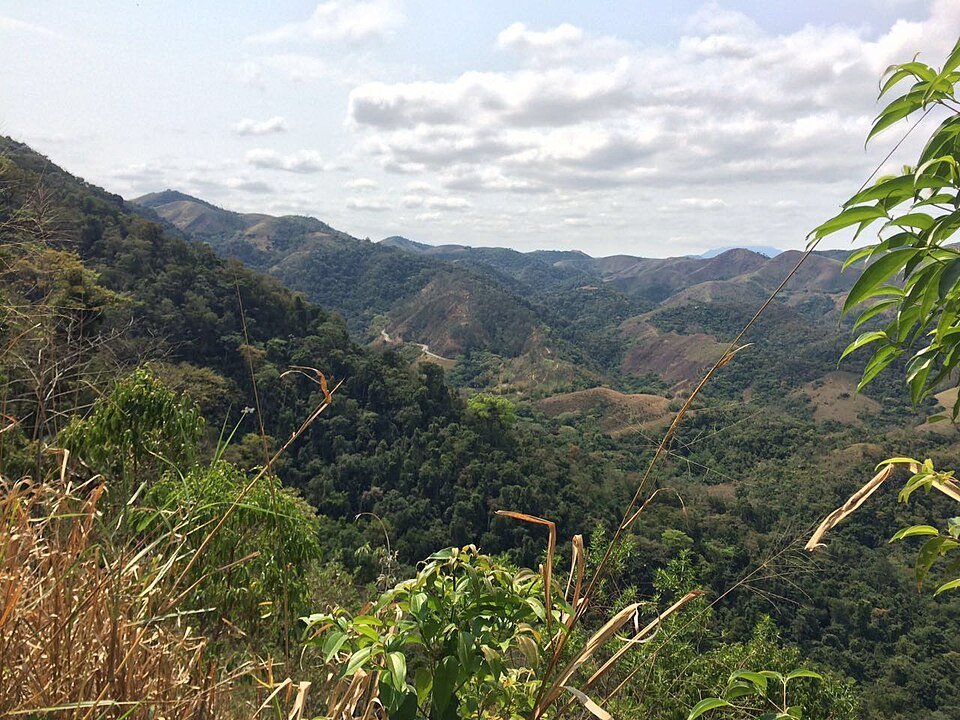 Vale com morros cobertos de mata e céu com nuvens, no Parque Natural Municipal do Curió