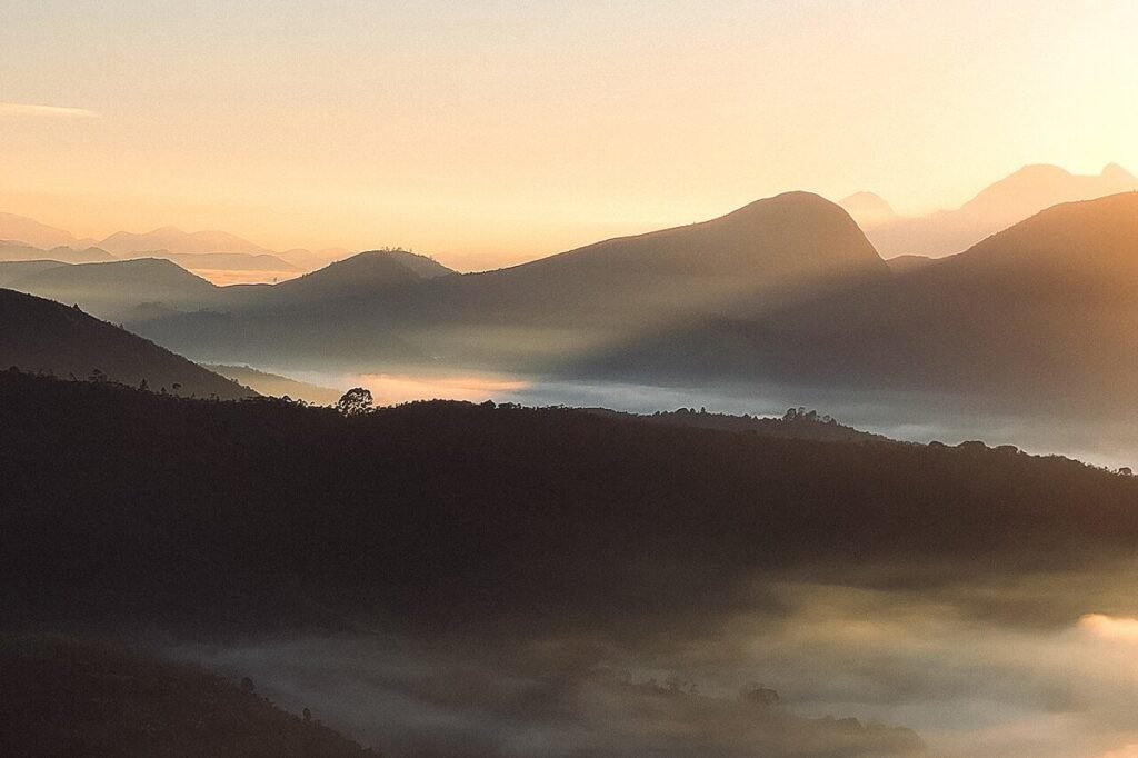 Montanhas ao amanhecer com neblina nos vales