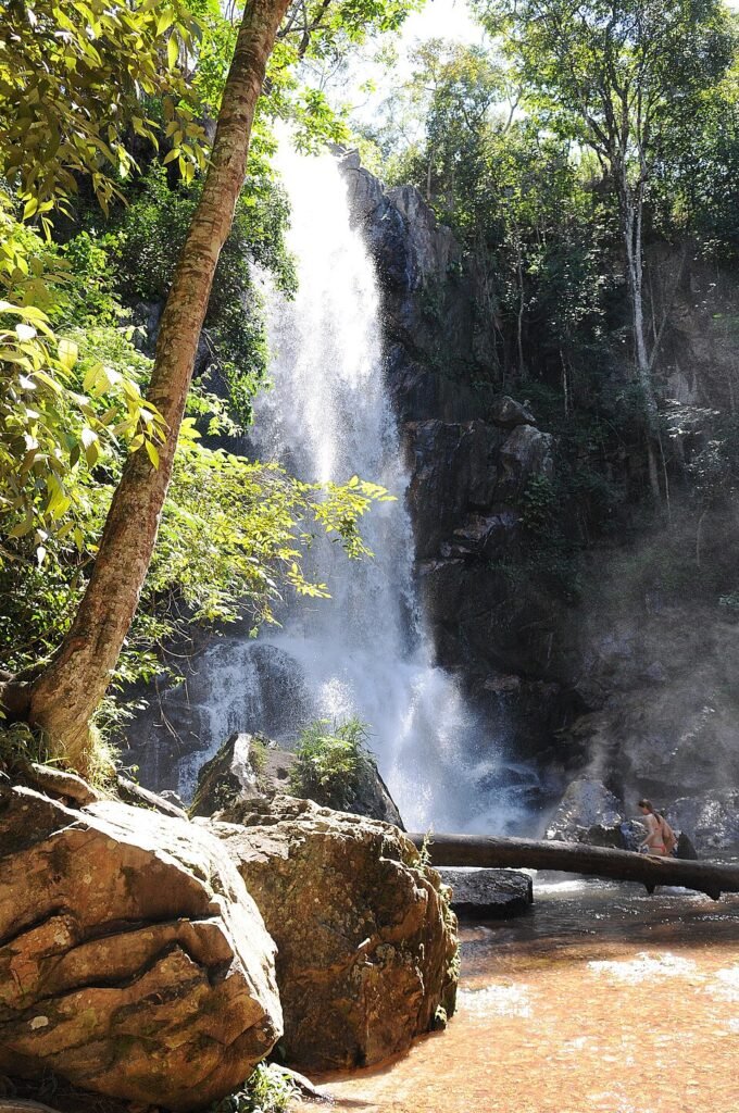 Cachoeira caindo de um paredão de pedra cercado de mata, no Parque Distrital Salto do Tororó (DF)