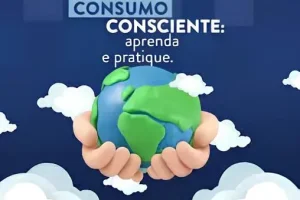 Mãos seguram o planeta clamando pela produção e consumo consciente.