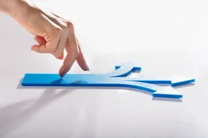 uma mão aponta vários caminhos para a crise ética