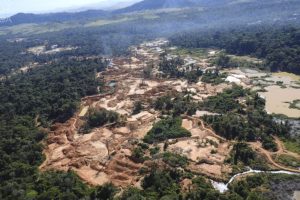 Fotografia aérea das consequências da Grilagem de terras na Amazônia: uma grande parte da floresta devastada.