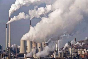 Usinas e indústrias emitindo grandes quantidades de fumaça e gases, representando a poluição do ar e seus impactos ambientais.